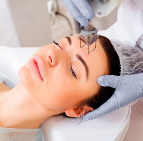 El láser de la cara rejuvenece la vitalidad