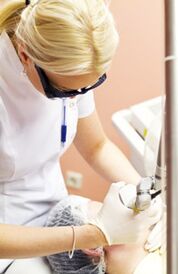 El médico realiza una cirugía de fototermólisis