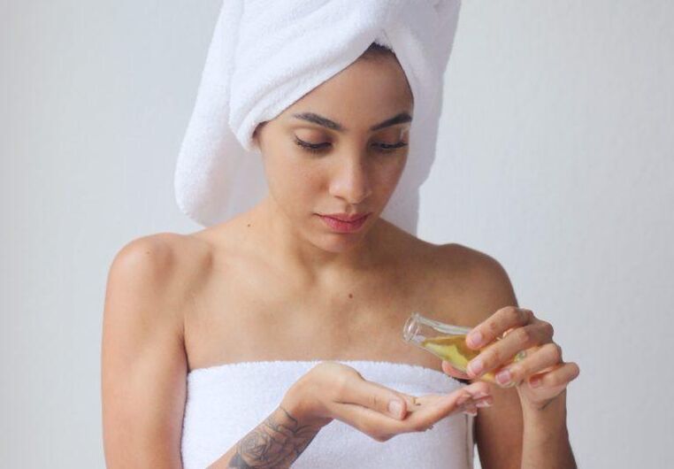 Chica rejuvenece la piel con aceite