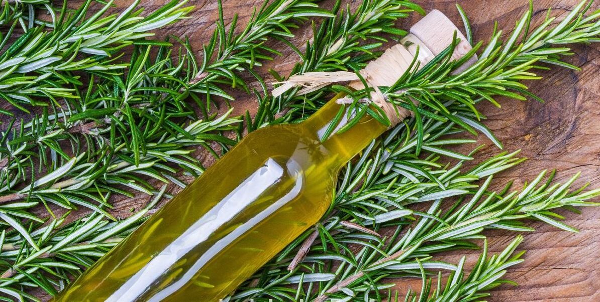 El aceite de romero trata los problemas de la piel grasa