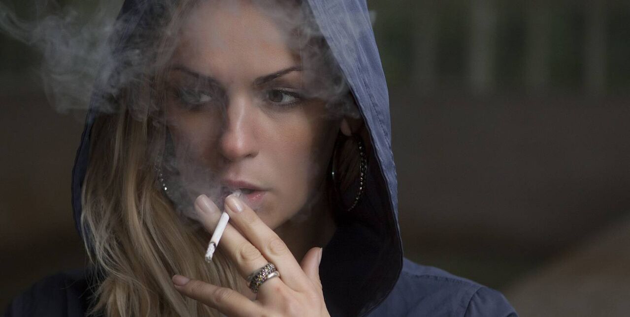 Fumar es una de las causas del envejecimiento de la piel del rostro.