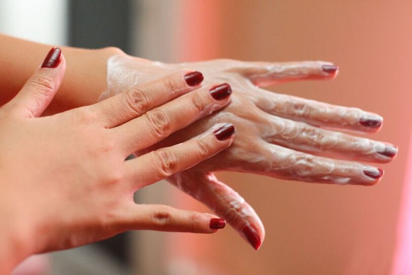 Aplicar crema en las manos para restaurar la vitalidad de la piel. 
